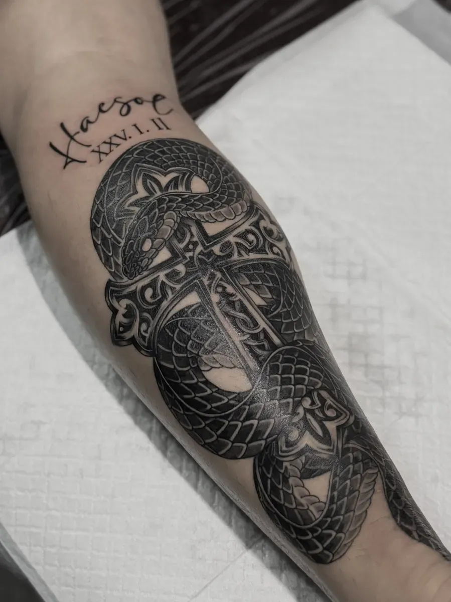 뱀과 켈틱 십자가 — 블랙앤그레이 팔뚝 타투