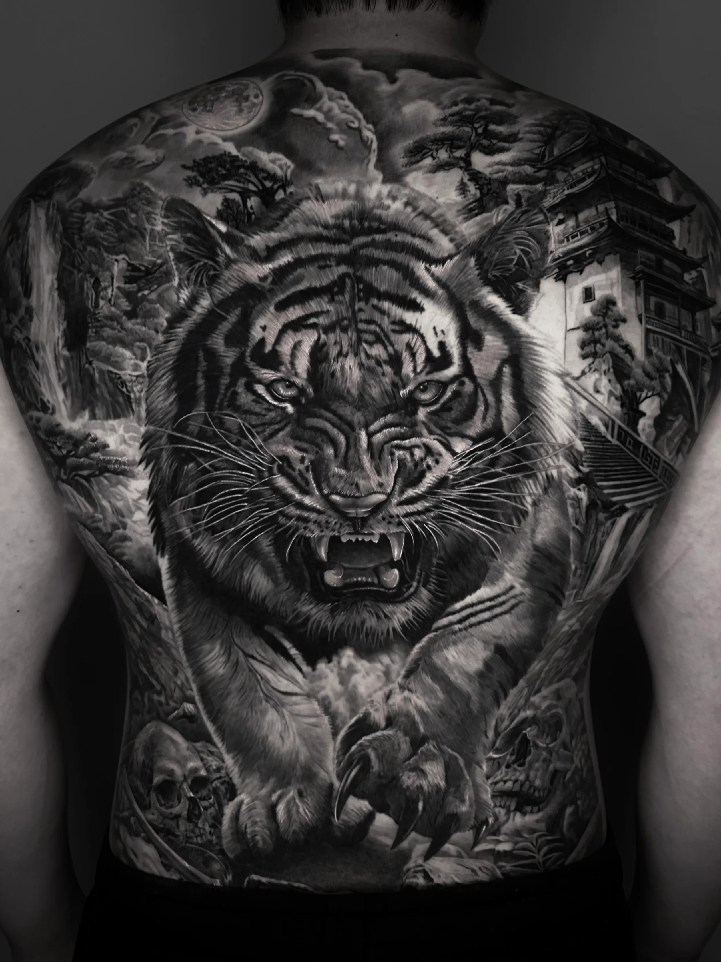 일러스트 호랑이 등판 타투: 강렬한 상징성