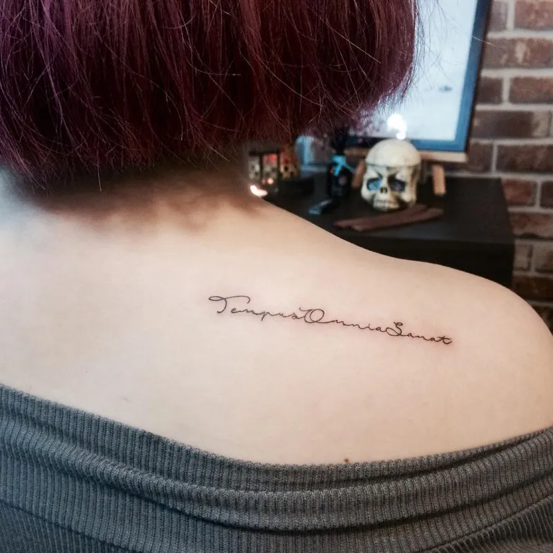 쇄골 위의 필기체 — 미니멀 레터링 타투