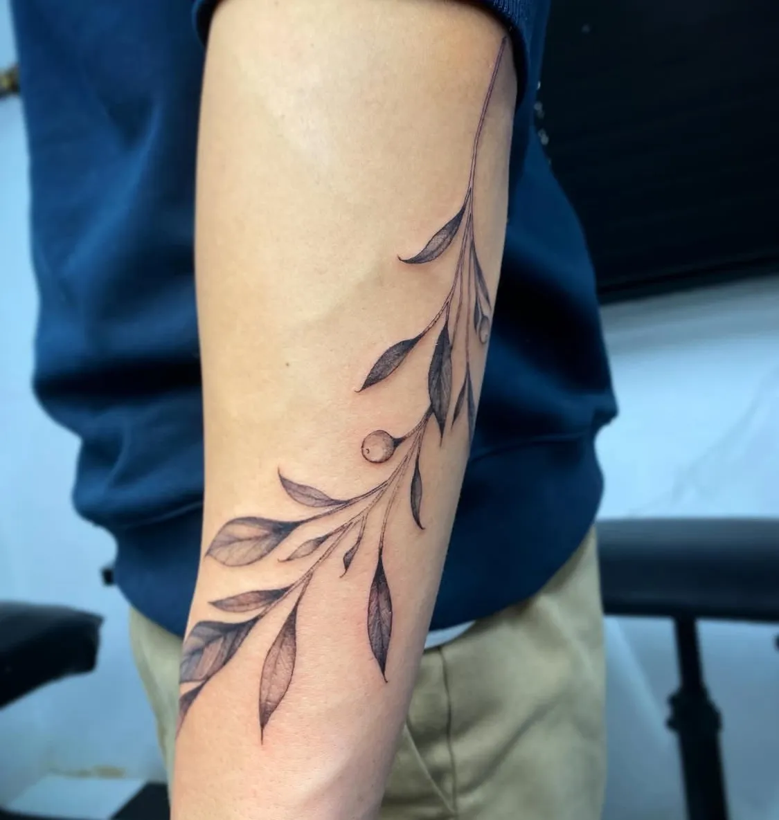 감성타투 올리브나무: 부드러운 라인워크의 매력