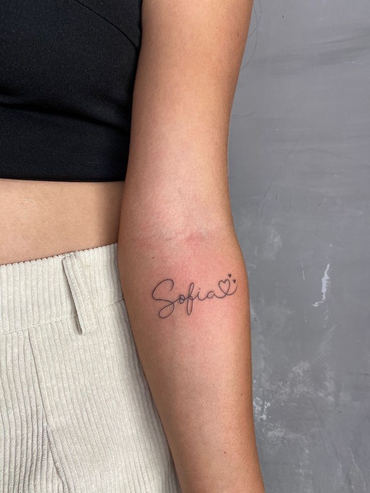 심플한 팔 레터링 타투: 과하지 않게 정리한 디자인