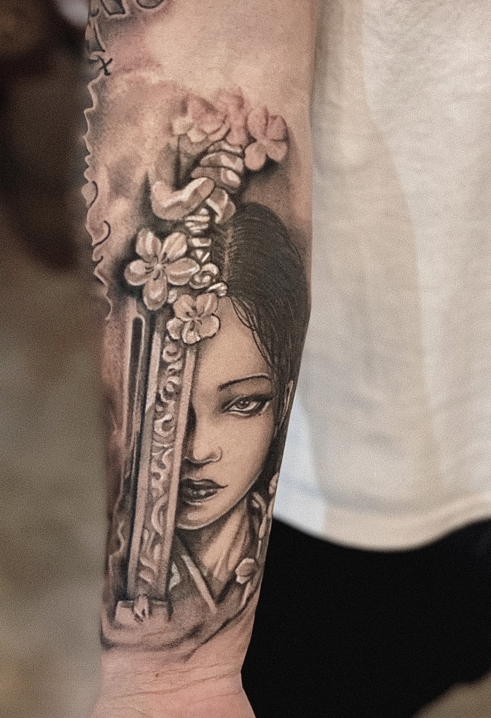 팔 하박에 새긴 섬세한 미인도 타투