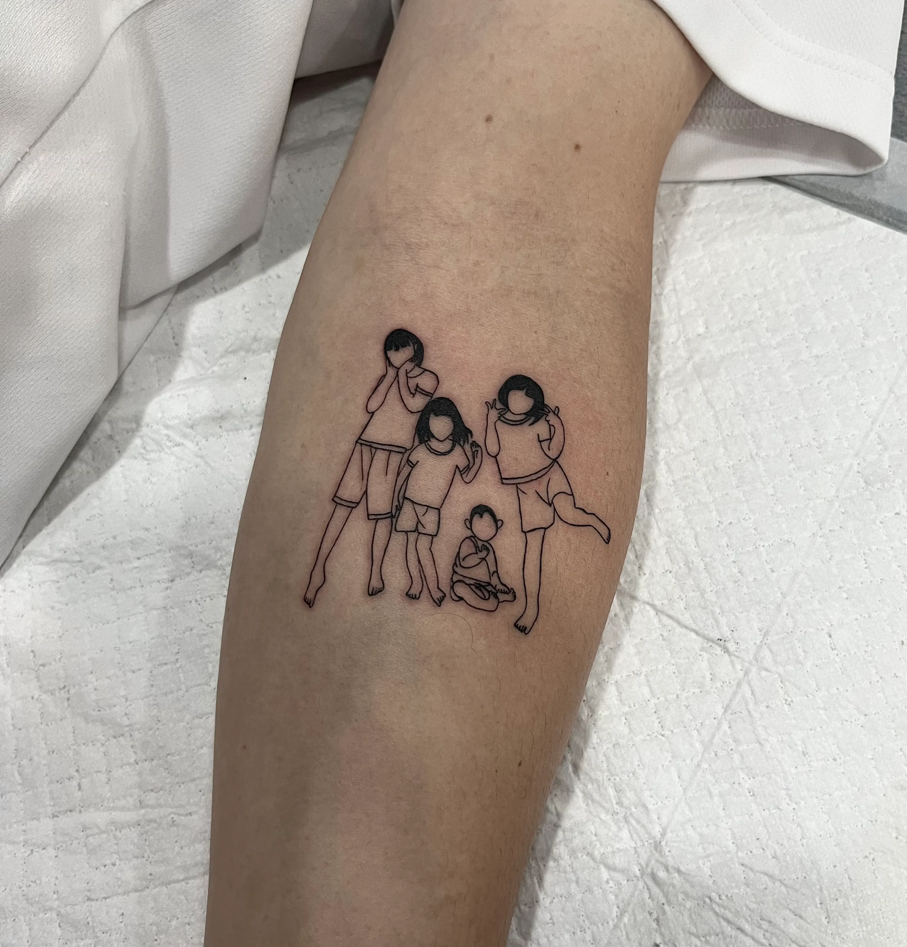 가족사진타투: 소중한 순간을 라인워크로 담다