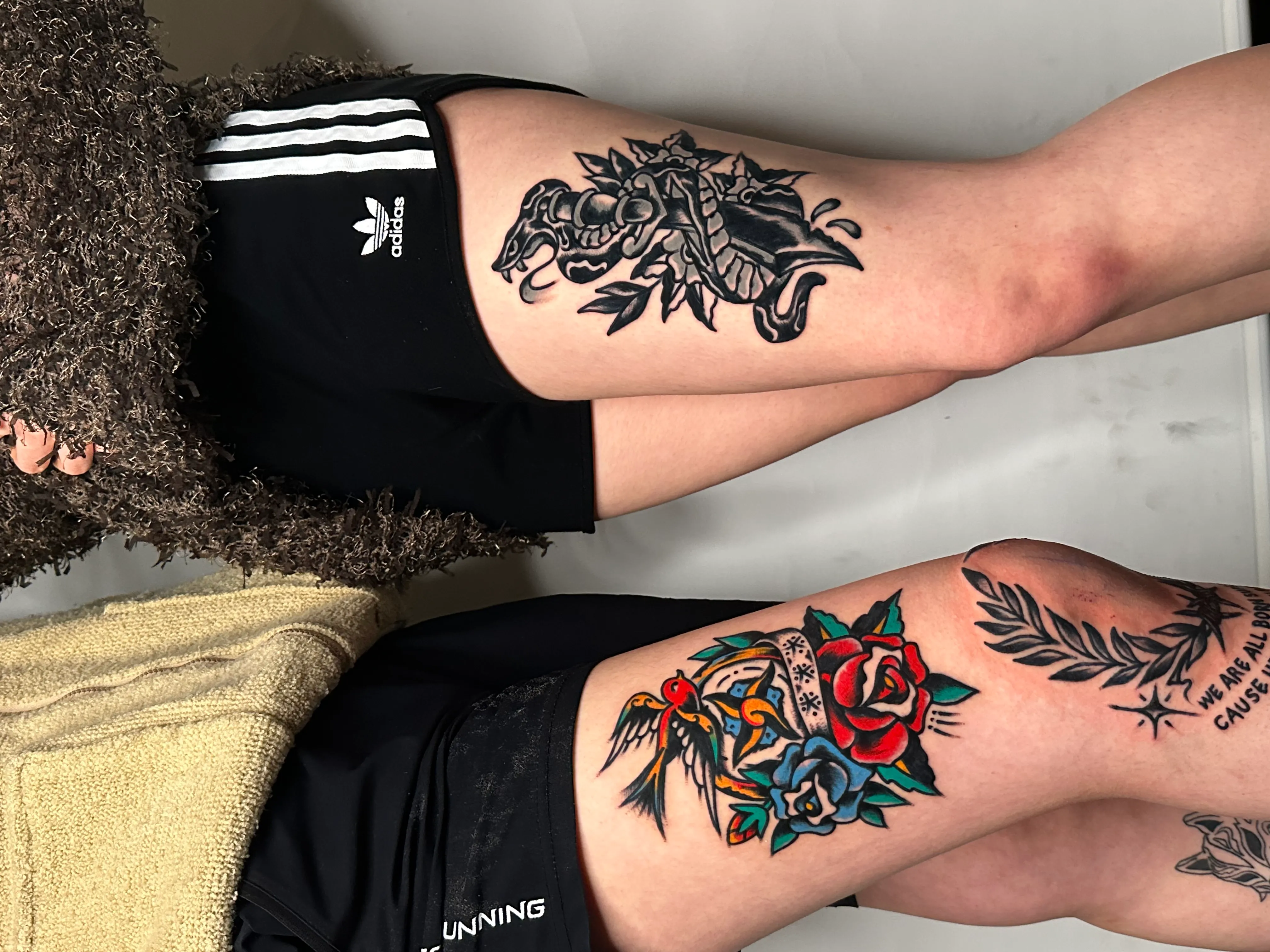 올드스쿨 허벅지 타투로 완벽 포인트