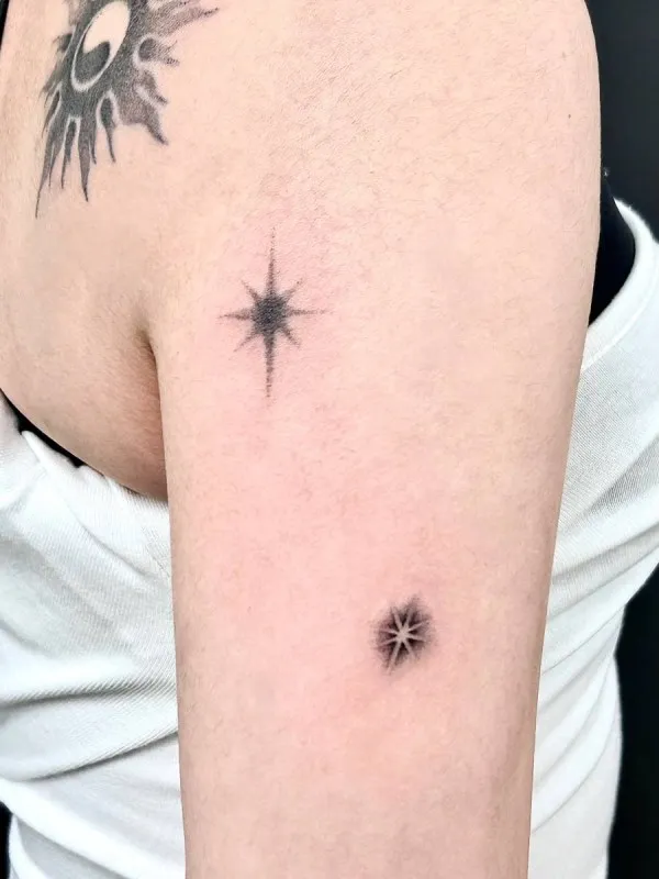 팔 위에 빛나는 별 두 개, 점묘 감성 미니 타투