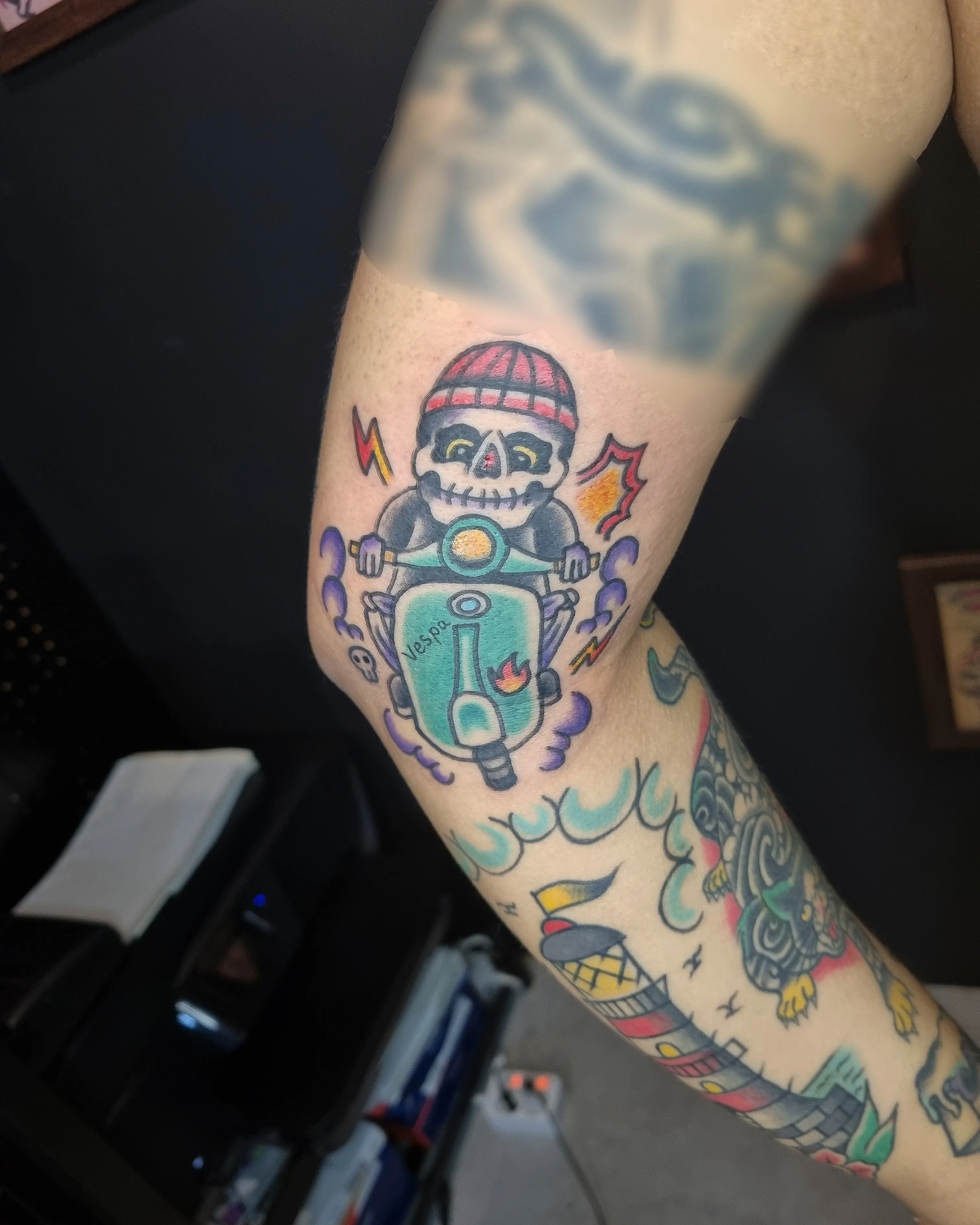 비니 쓴 해골의 스쿠터 라이딩, 유쾌한 올드스쿨 컬러 타투