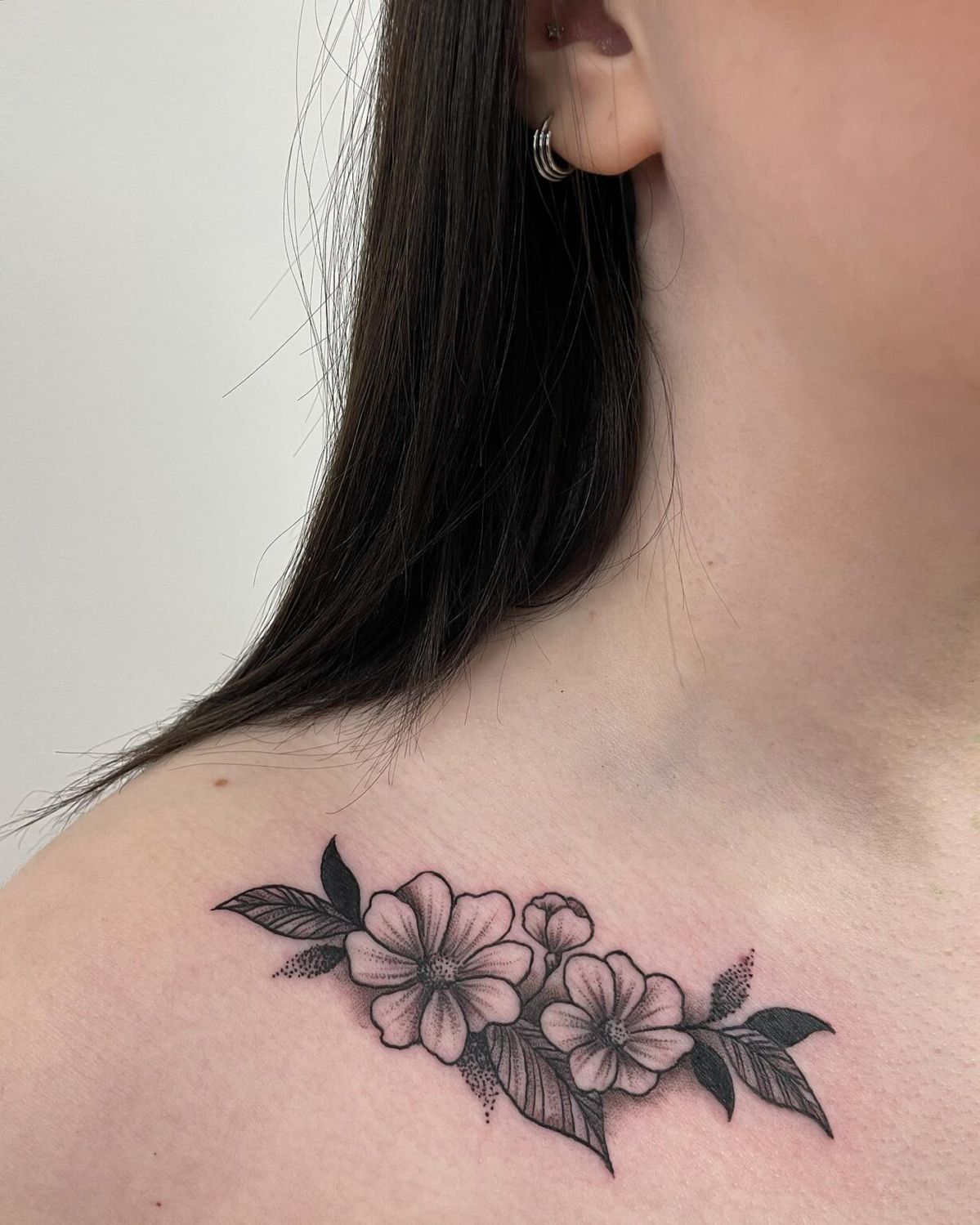 자연스럽게 커버한 플라워 타투: 목과 어깨를 위한 예술