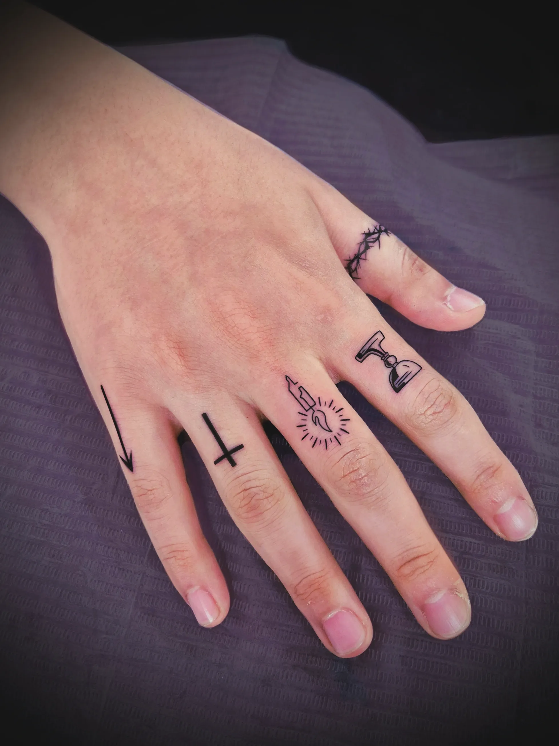 감성타투: 손가락에 새기는 반지타투와 종교타투