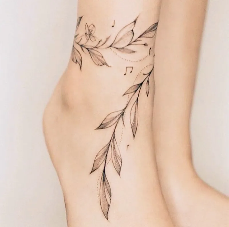발목의 음악 덩굴 — 나뭇잎과 음표 라인워크 타투