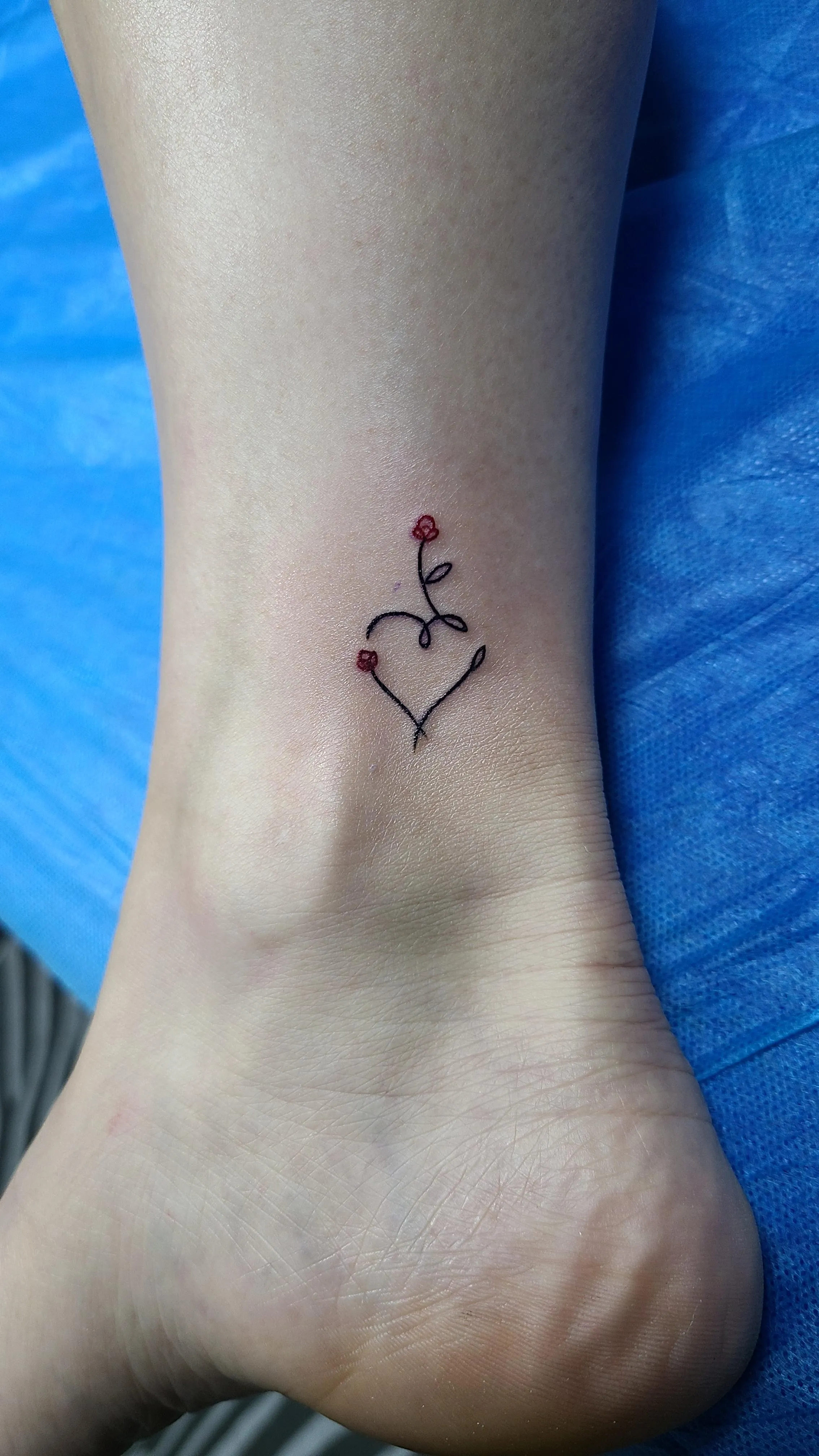 발목 위에 피어난 하트와 꽃, 세상에서 가장 작은 사랑