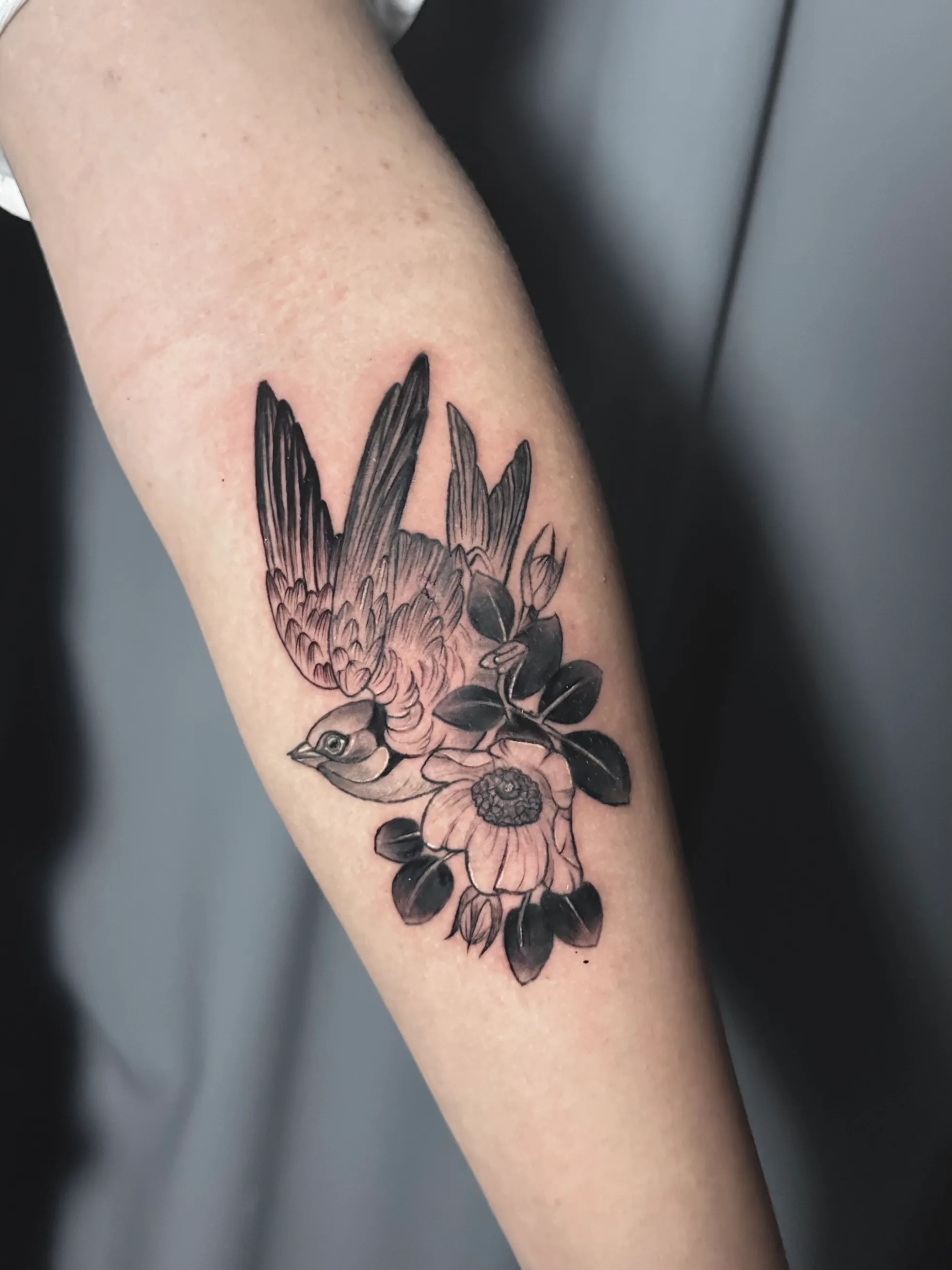 감성타투: 새와 꽃의 조화로운 디자인
