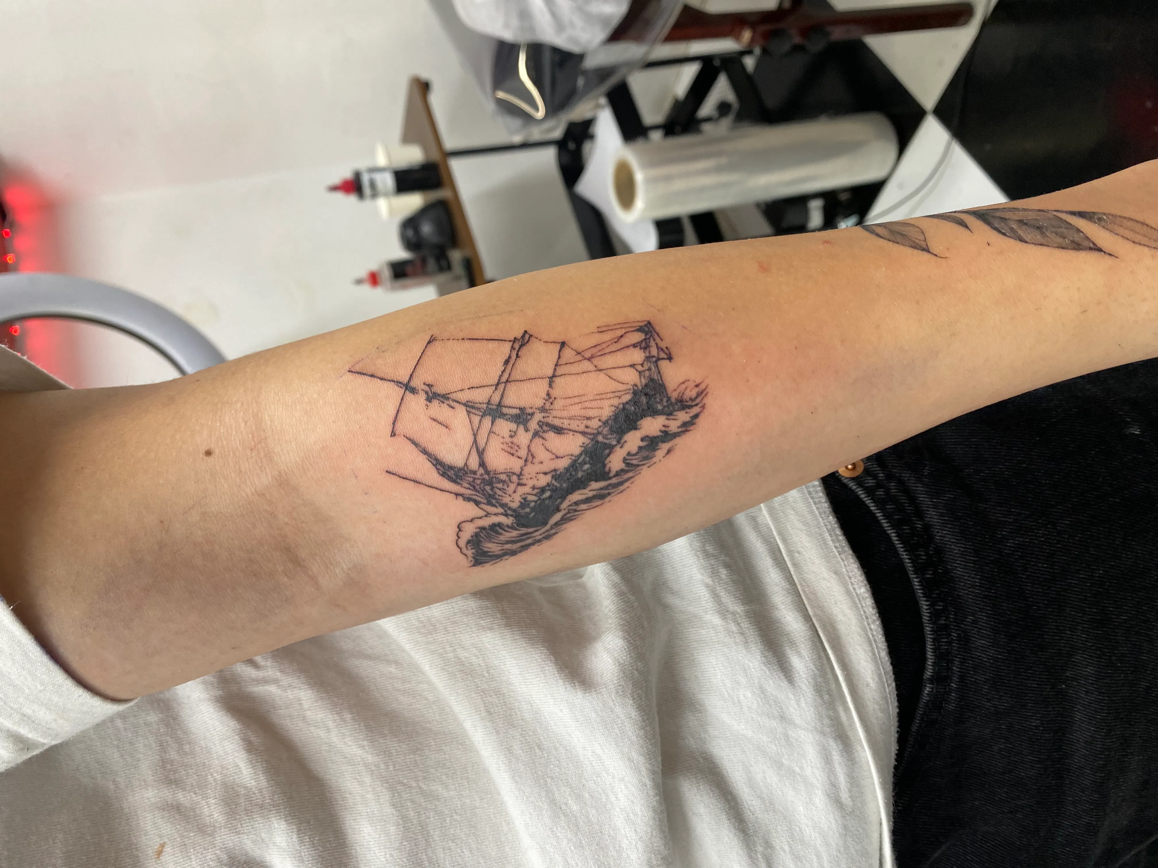 블랙워크 타투: 팔에 새긴 침몰한 배