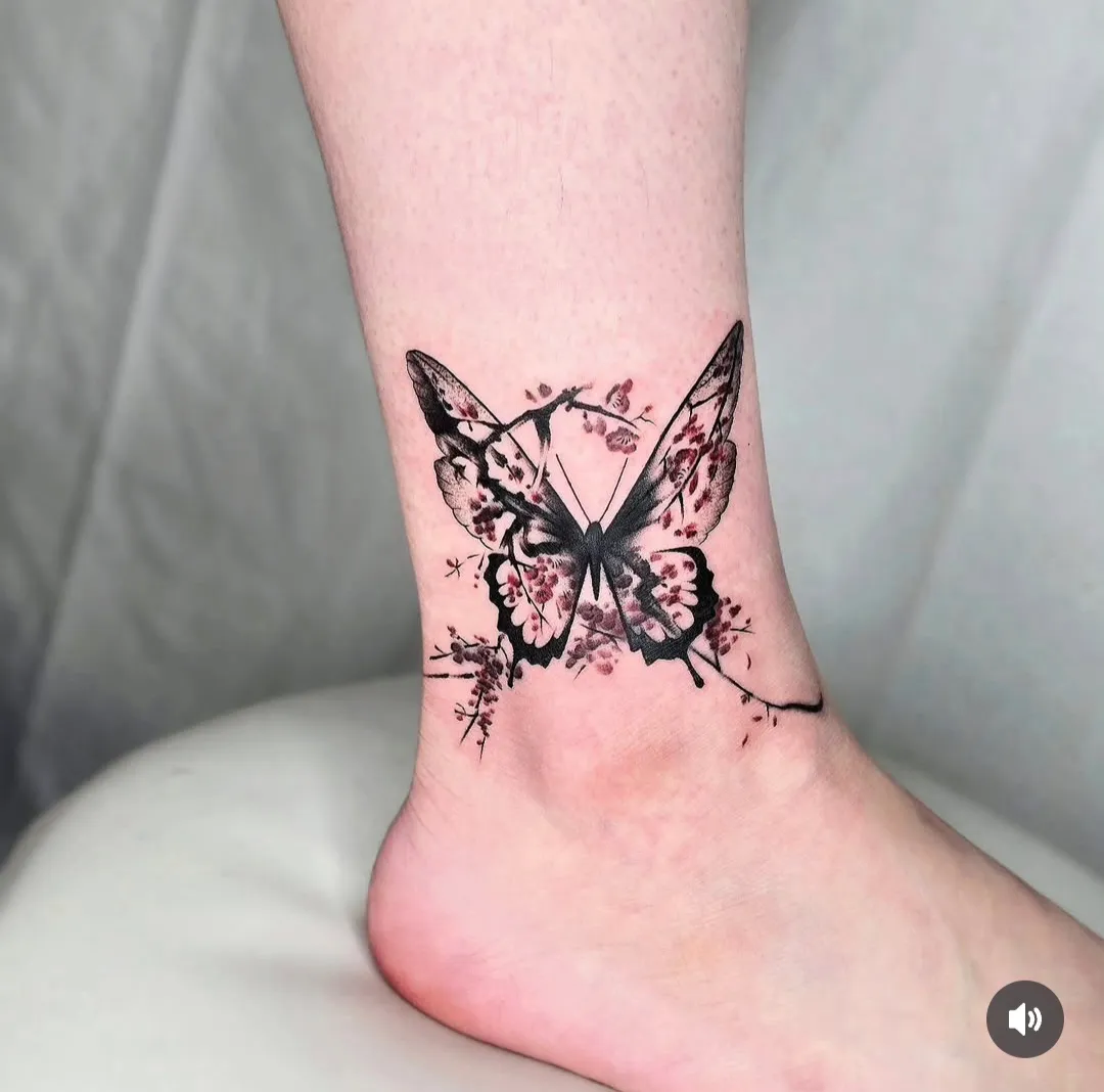 감성 커버업 타투: 발목의 예술적 변신