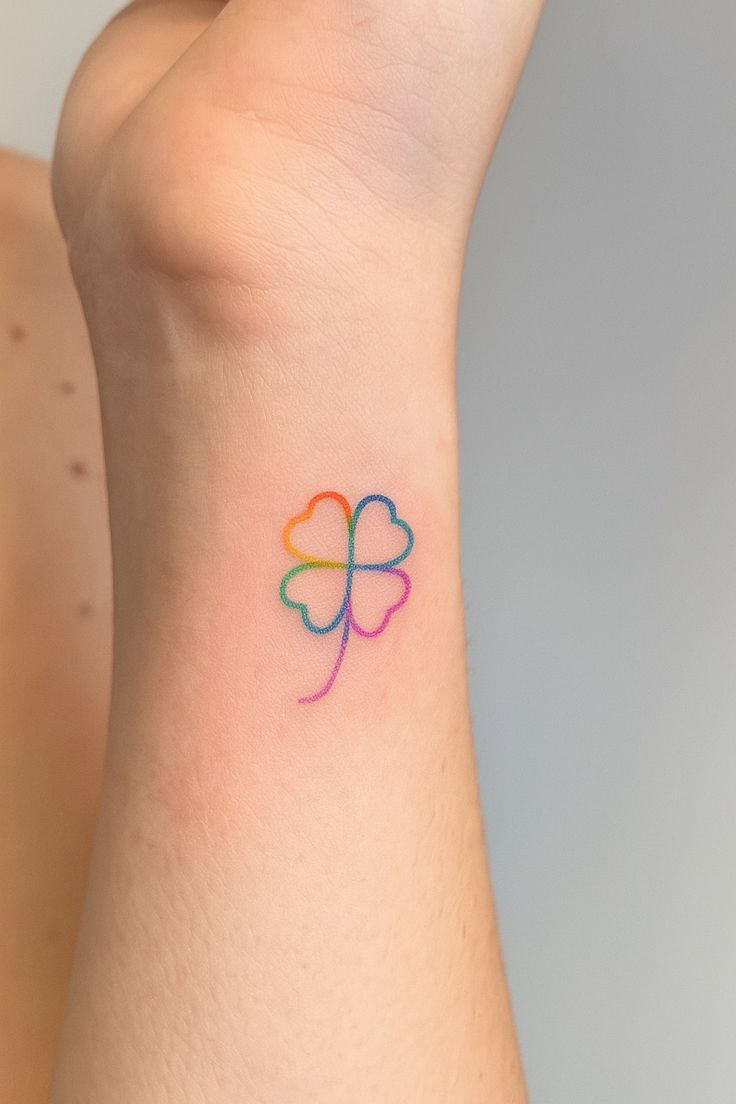 부드러운 라인감의 클로버 커버업 타투