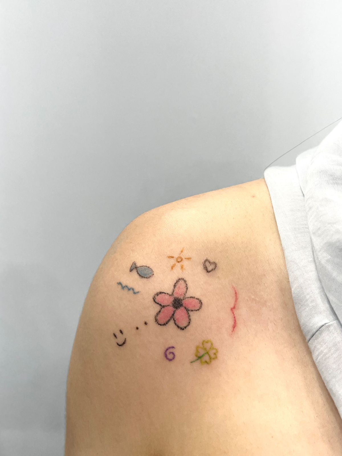 문열의 귀여운 컬러 핸드포크 타투, 감성의 정수를 담다