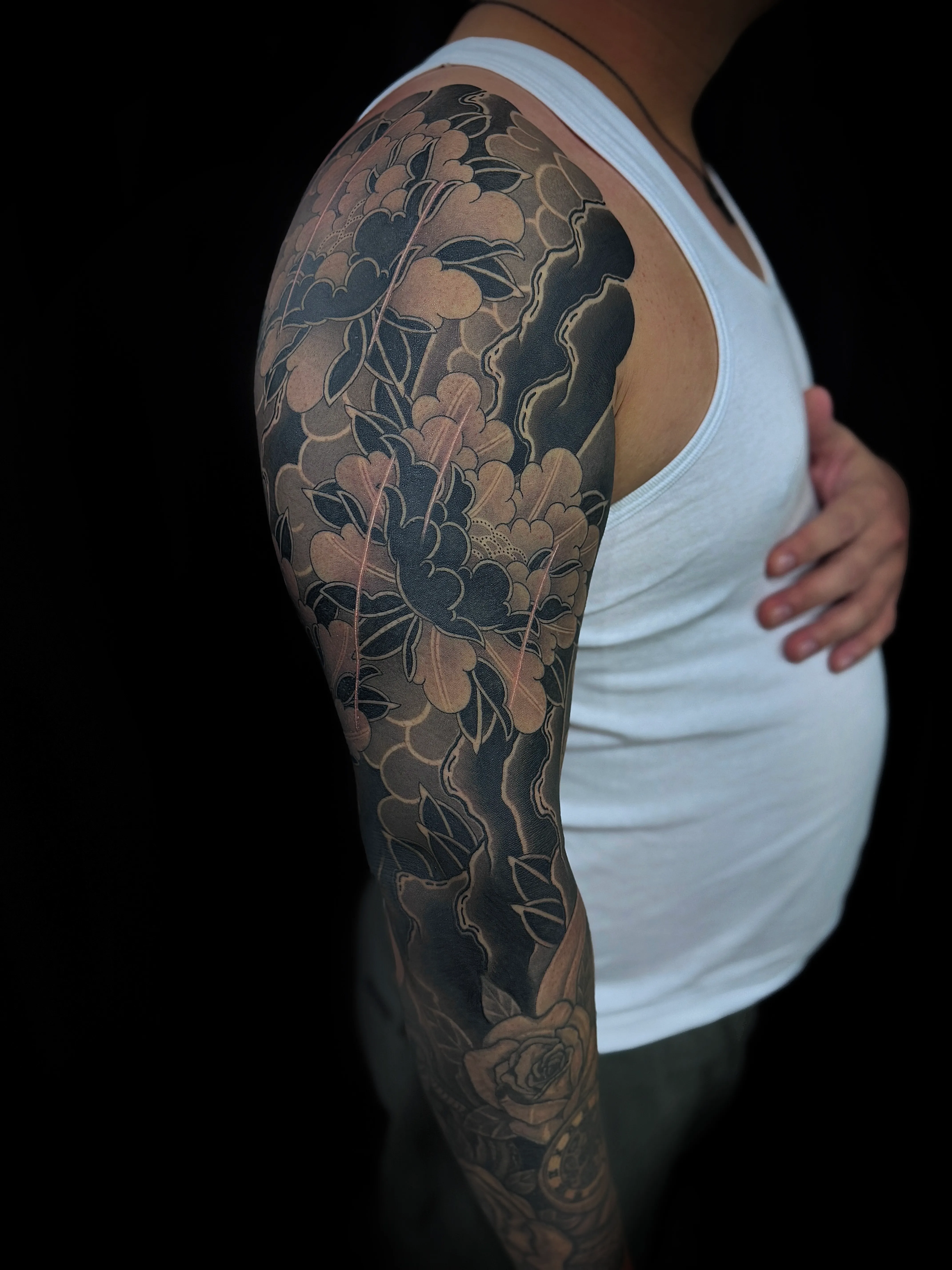 긴팔 이레즈미타투: 강릉현타투의 정교한 예술