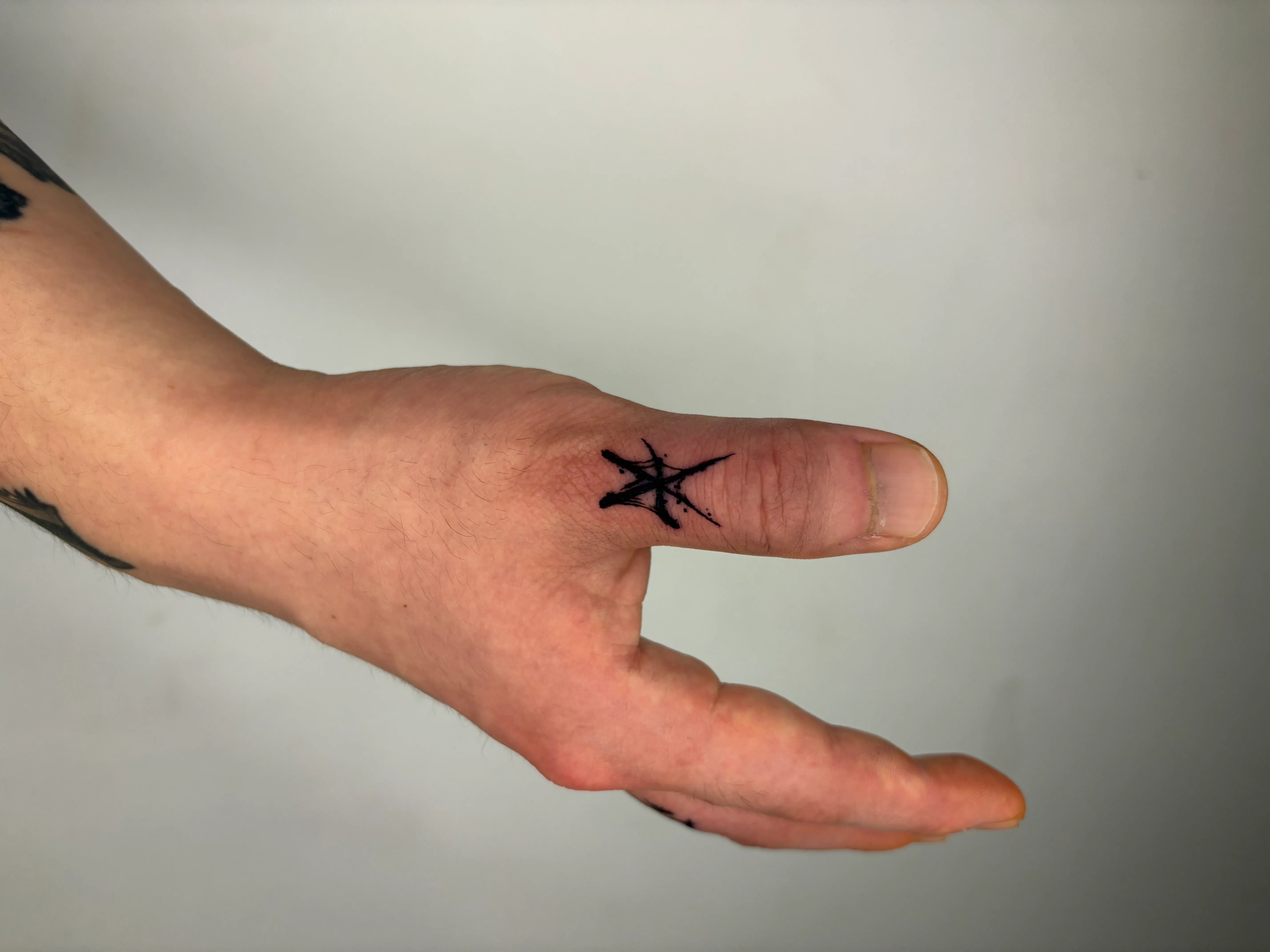 치카노 스타일의 미니 별 손가락 타투