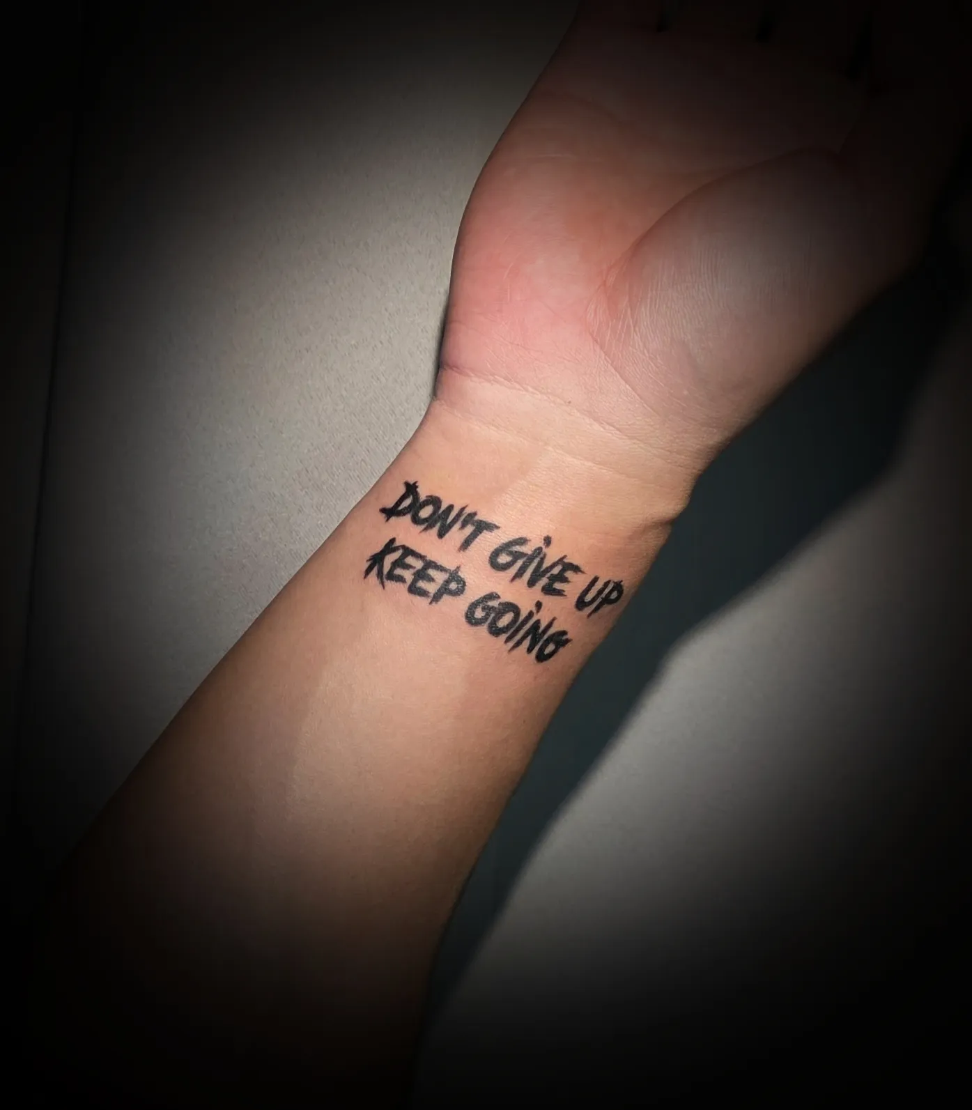 치카노 스타일 레터링 손목 타투 - 천안 쎄븐타투