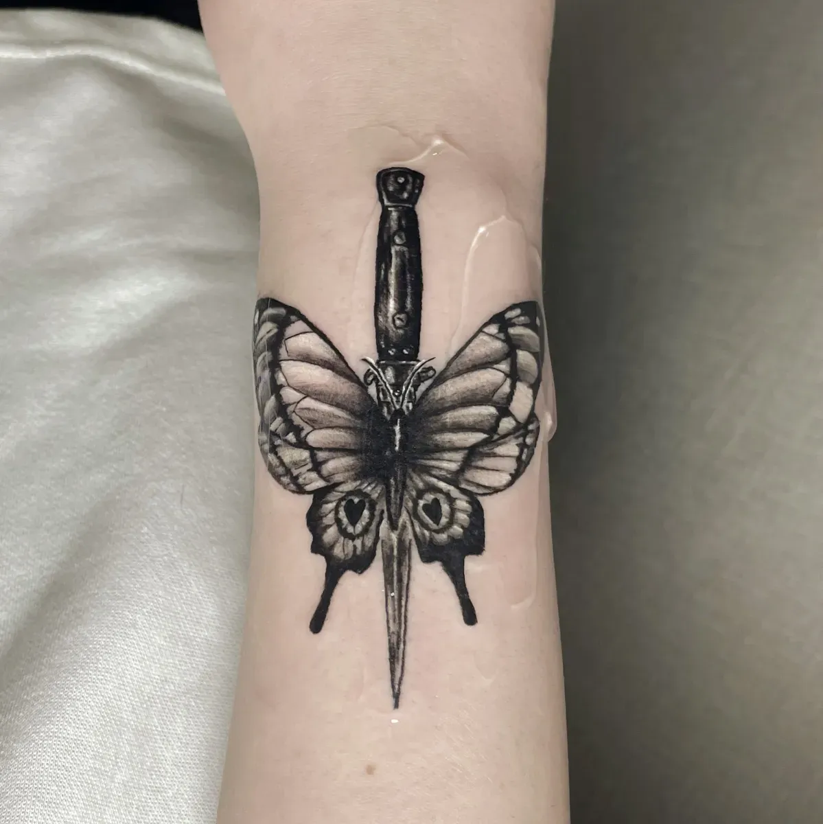 감정을 새기는 타투이스트, XXXemocion의 매력