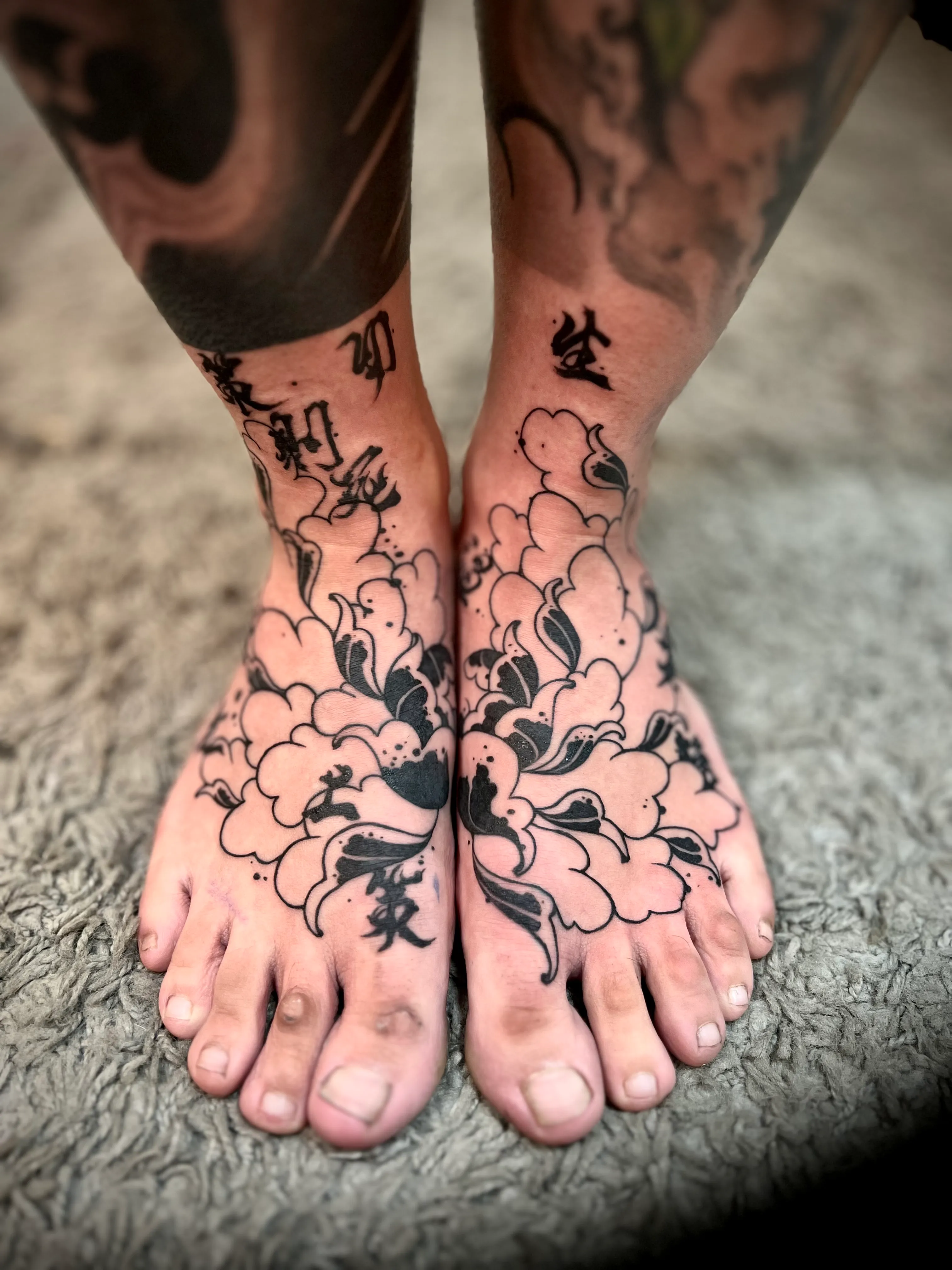 묘당타투의 이레즈미 발등 목단 타투