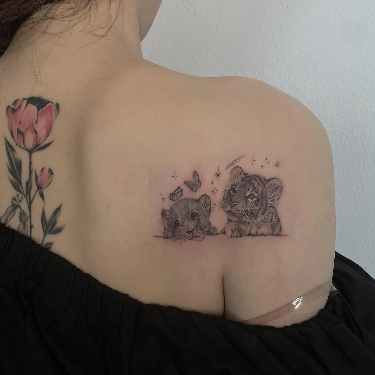 나비를 쫓는 아기 호랑이 두 마리, 쇄골 뒤 감성 타투