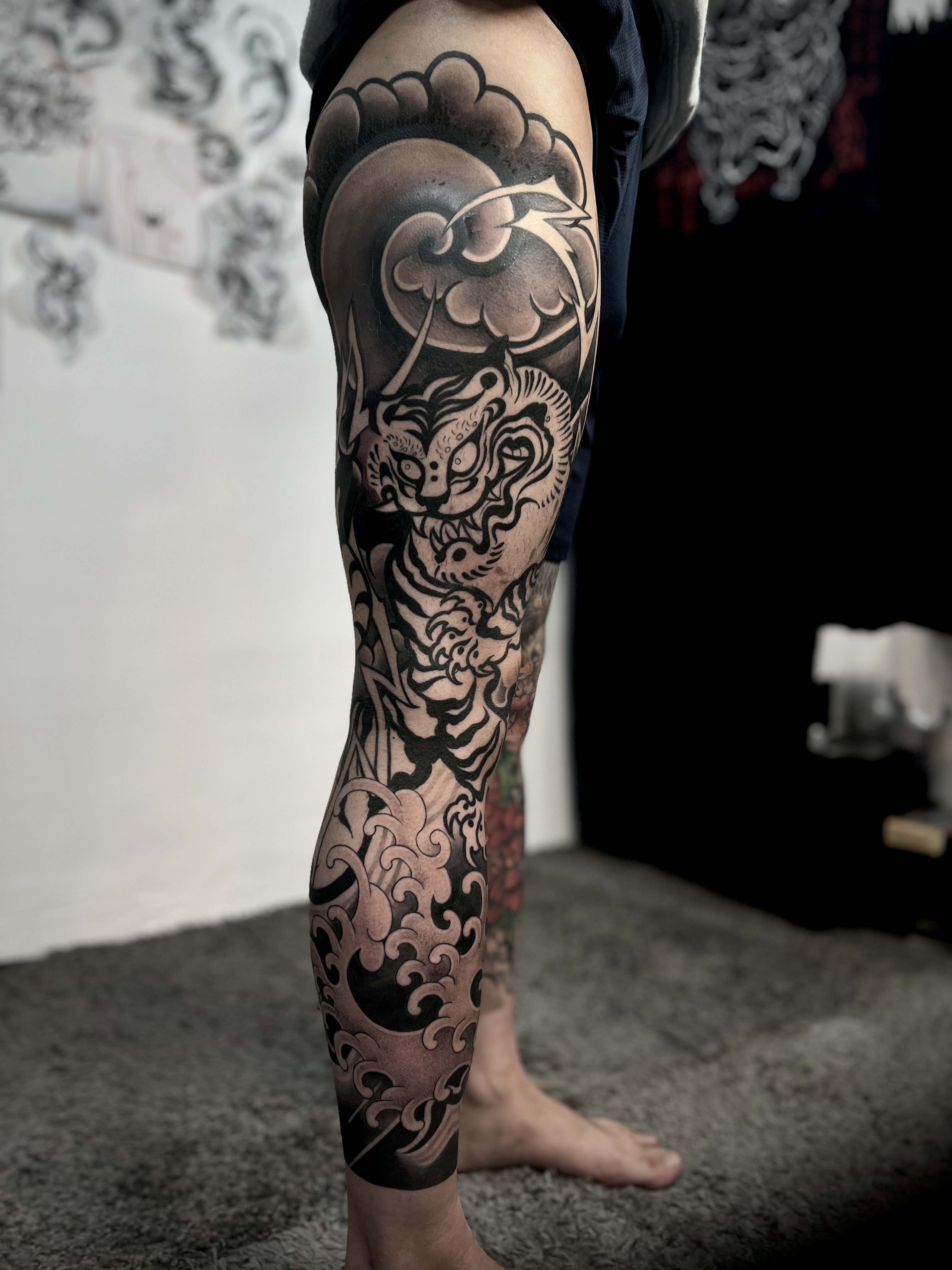 호랑이 긴다리 타투: 묘당타투의 예술적 블랙워크