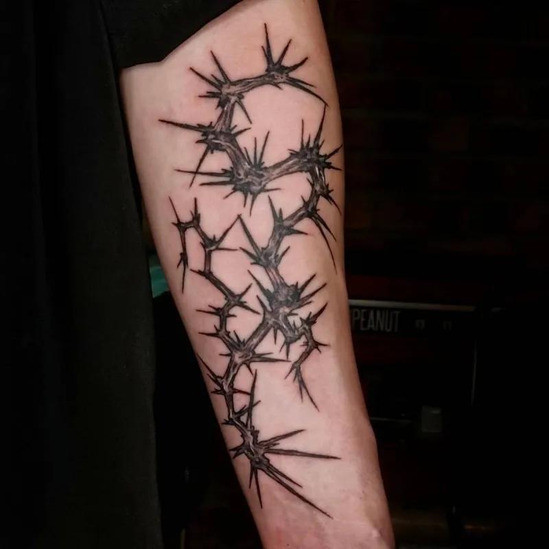 팔뚝을 감싸는 가시나무, 리얼리즘 블랙워크의 날카로움