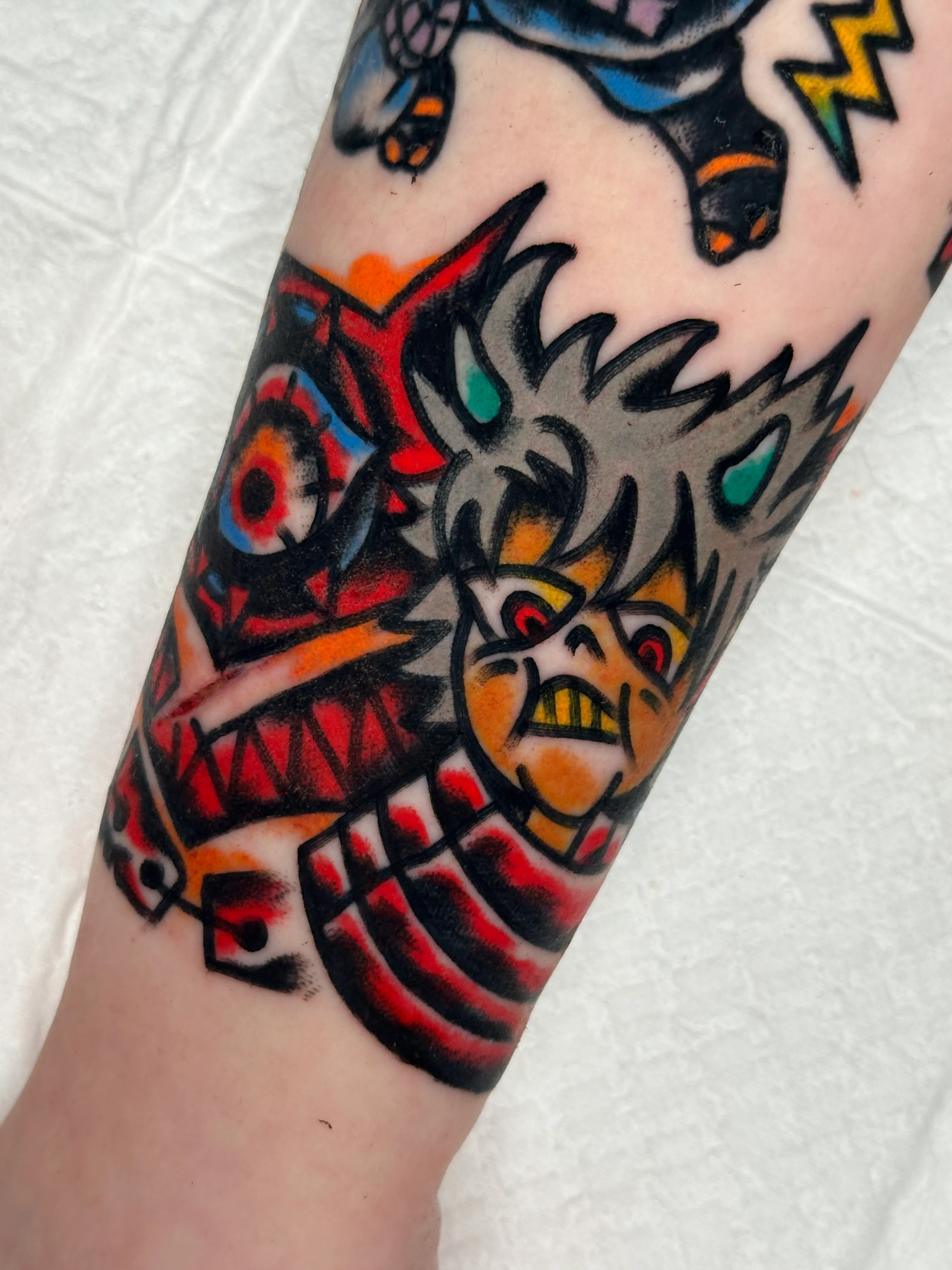 올드스쿨 애니메이션 캐릭터 타투: 팔에 새긴 특별한 이야기