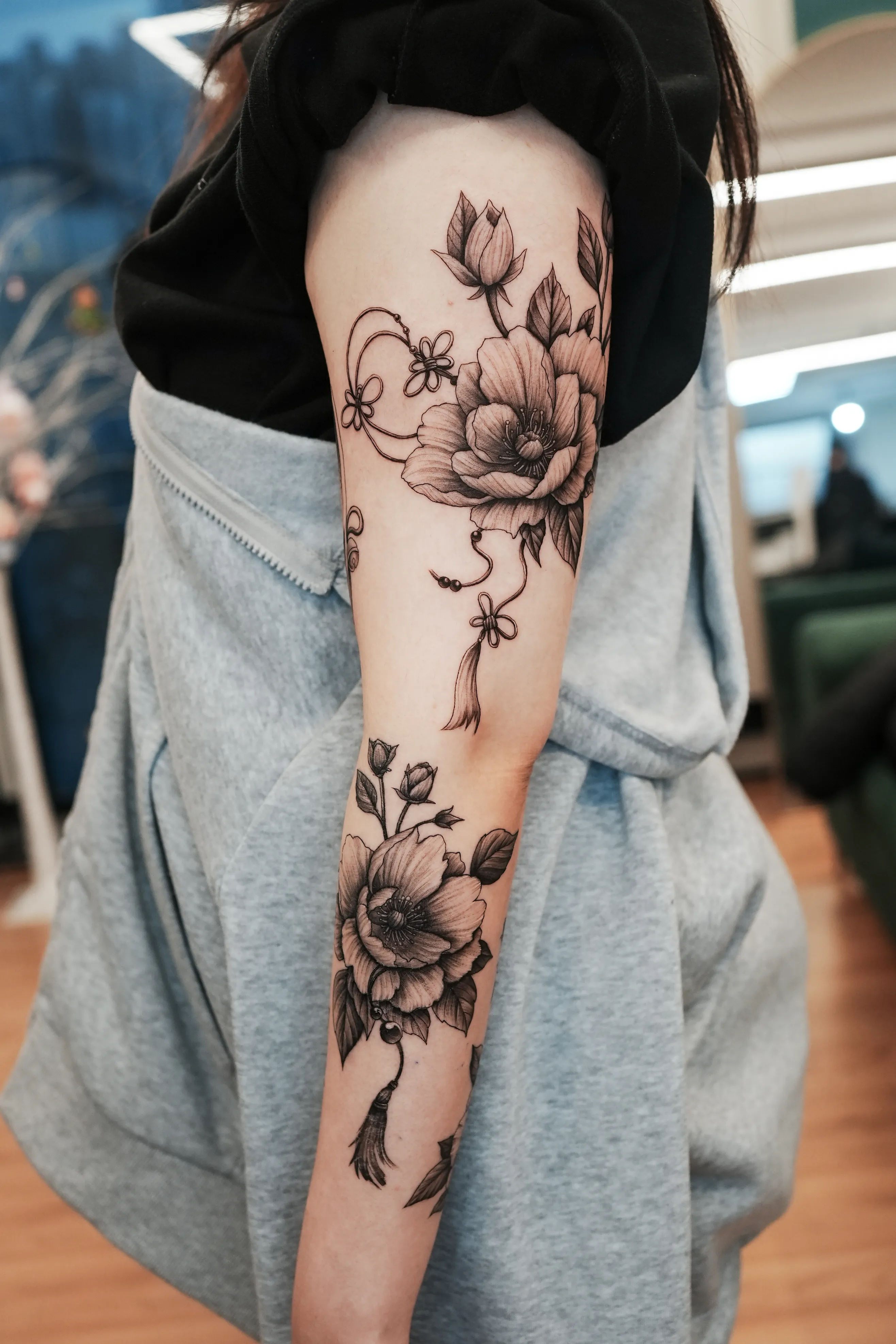 여자 긴팔 포인트 꽃 타투: 감성타투의 매력