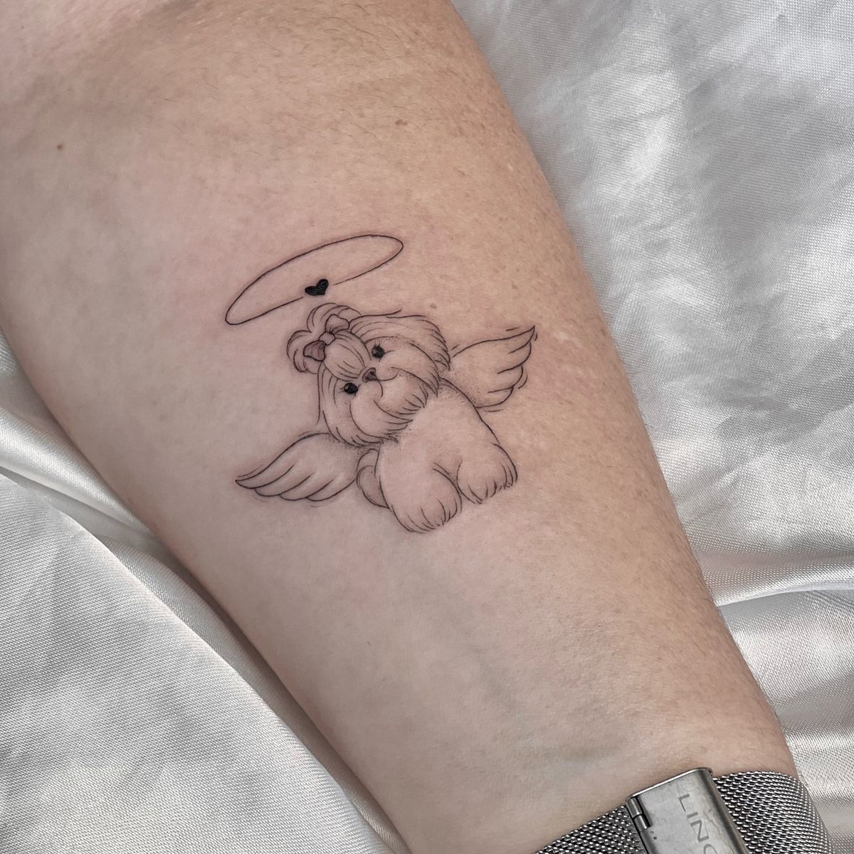 반려견을 기념하는 섬세한 라인워크 타투