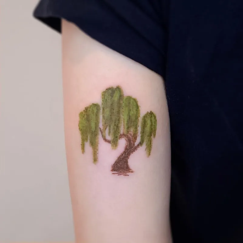 수양버들 미니 타투 — 초록빛 자연을 팔 위에