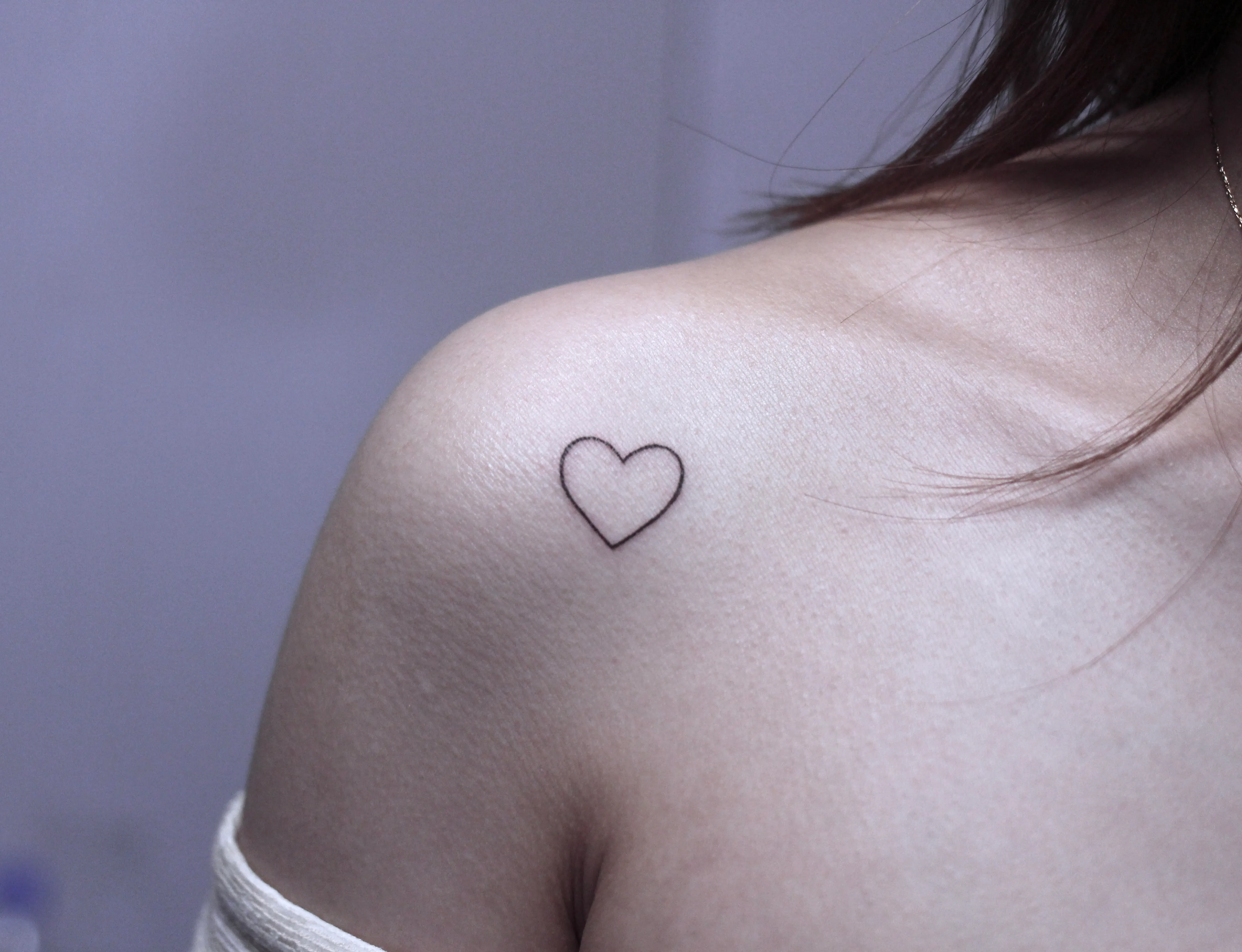 어깨 미니 하트타투: 사랑의 상징을 담다