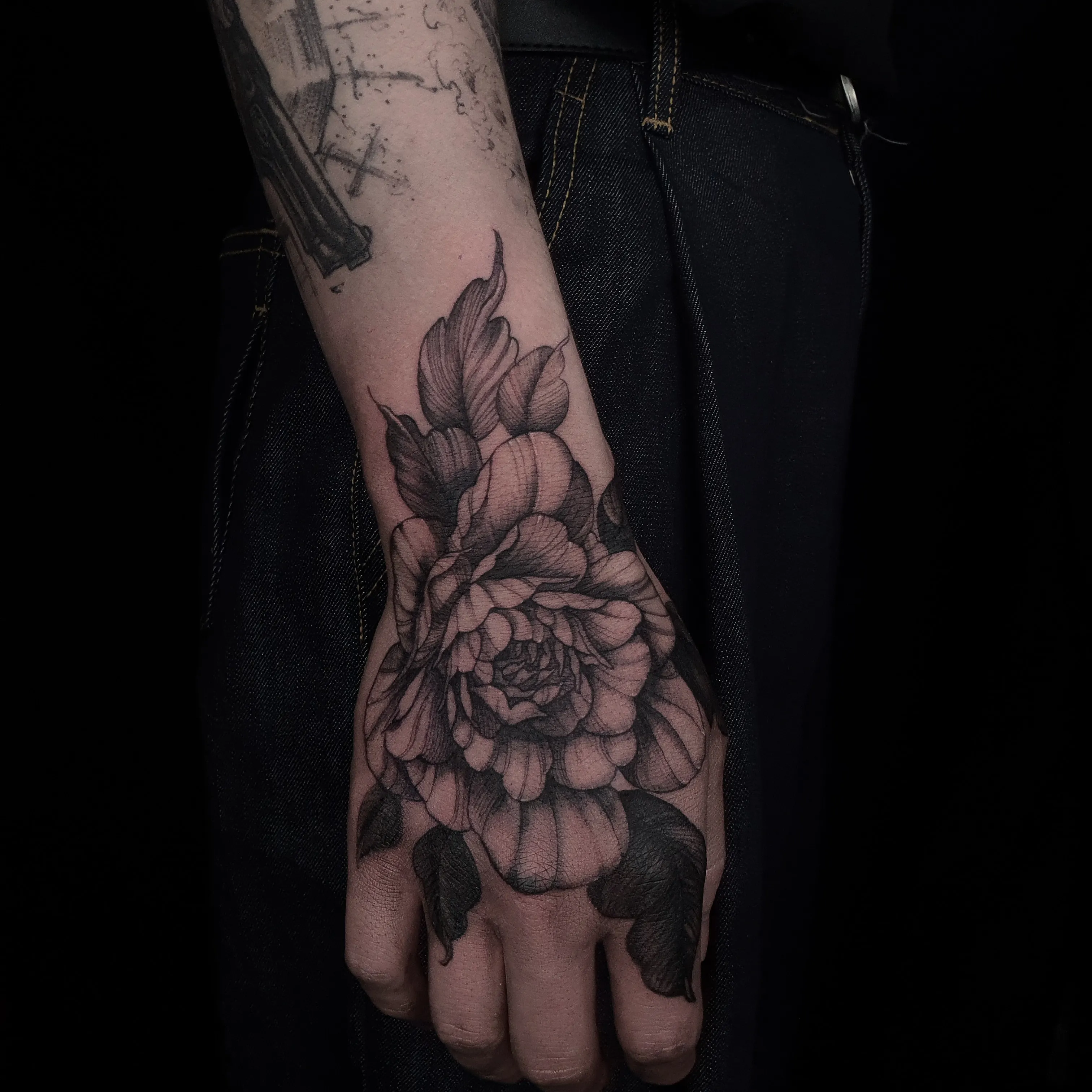 손등 위의 모란 — 블랙워크 보타니컬 타투