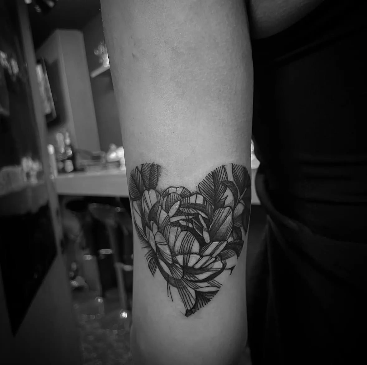 감성타투: 하트꽃 팔 타투의 매력